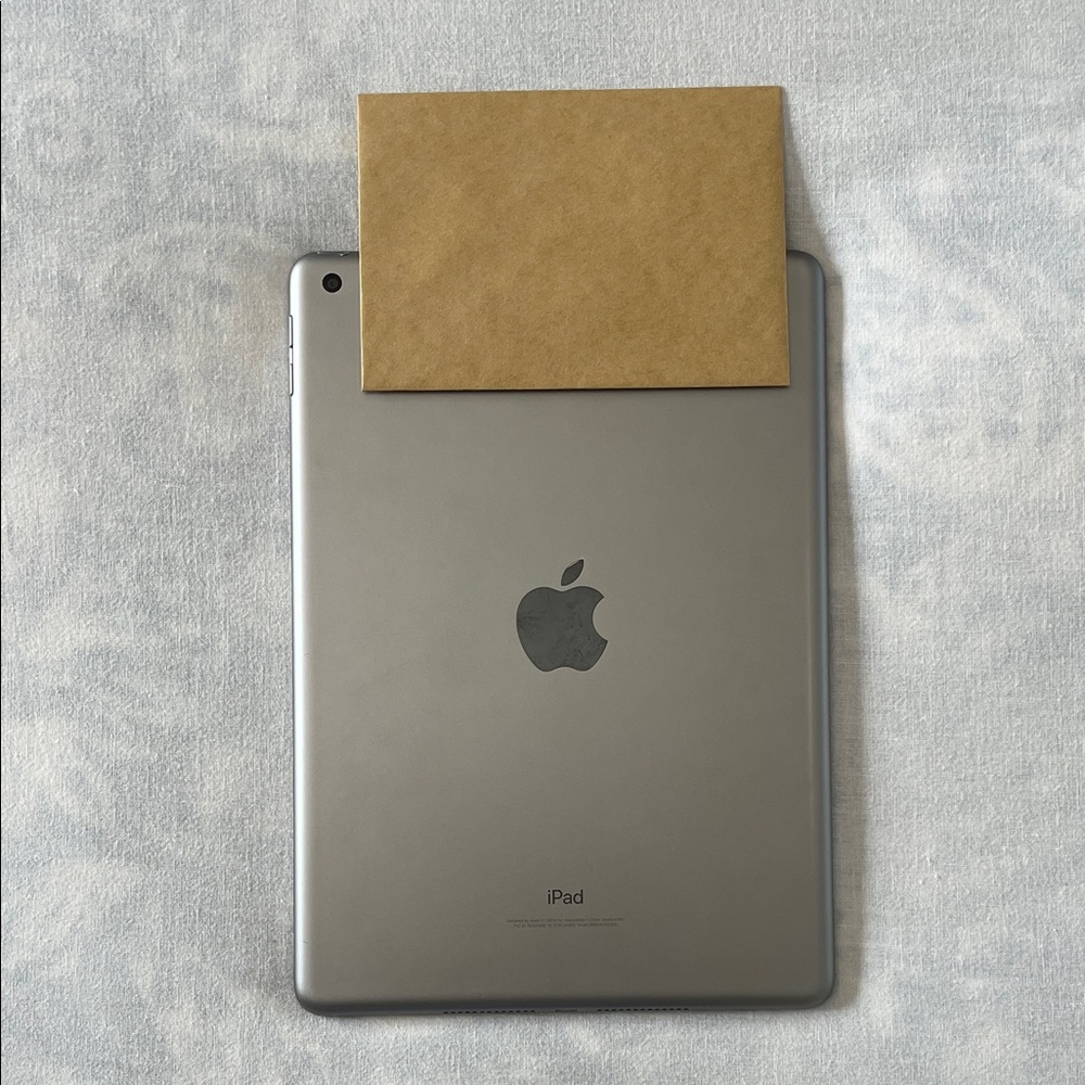 Apple iPad - Picture 2 of 7
